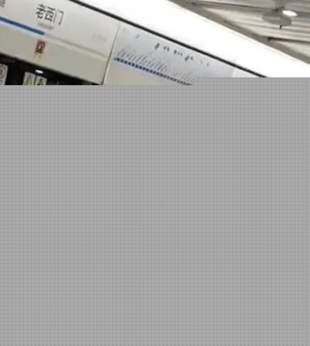 太刺激了！上海两男子地铁接吻，掀起衣服裸露身体，仿佛身边没有