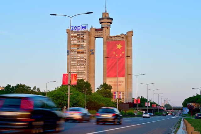 五星红旗怎么挂?上墙!匈牙利和塞尔维亚为中国国旗“卷”起来了