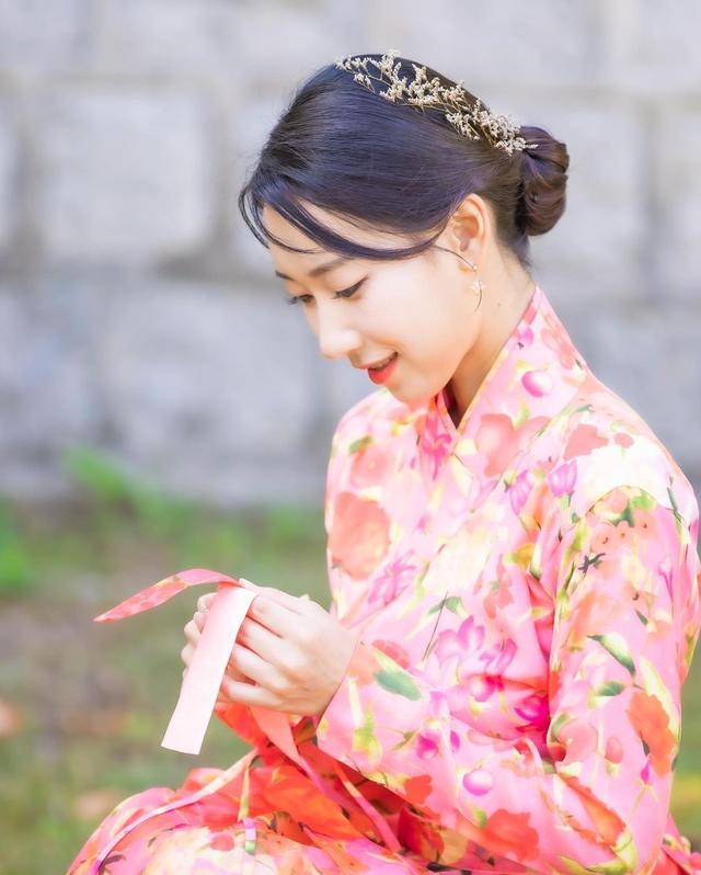 敢说又敢露!韩国YT网红《金恩智》吃过台湾香肠大赞合格!