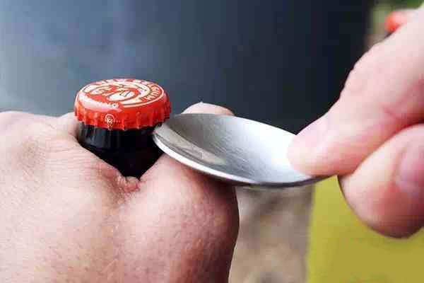 过年开啤酒千万别用牙咬!用这5个常见小物品,快速开瓶盖