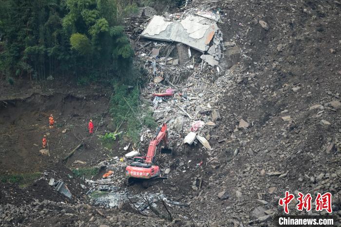 四川筠连县山体滑坡：“黄金72小时”已过 搜救仍全力以赴