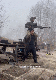 中国美女网红单手打巴雷特大狙,一枪震断锁骨!后坐力有这么大?