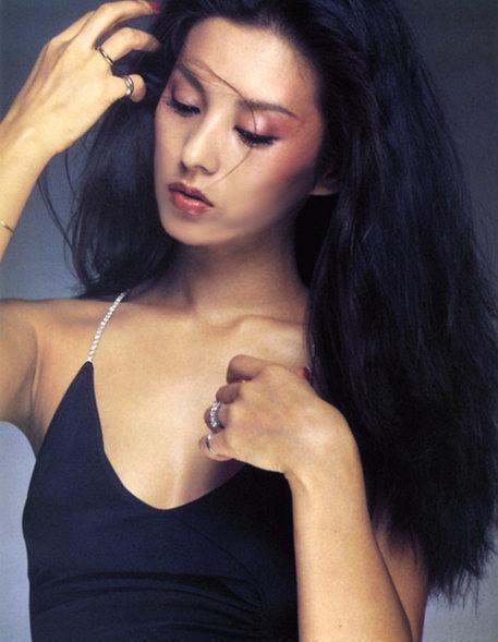 日本第一冷艳美人非她莫属吧？红唇白肤乱发，仙到让人惊艳