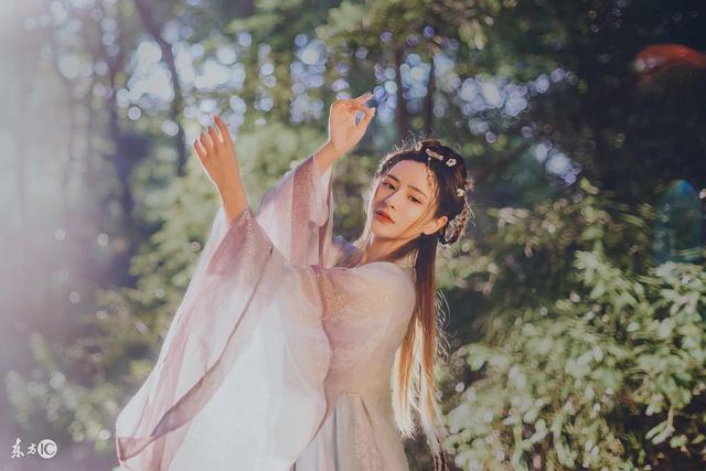 小说:宫宴上,和离王妃表演魔术刀砍活人,侧妃配合表演吓得哆嗦