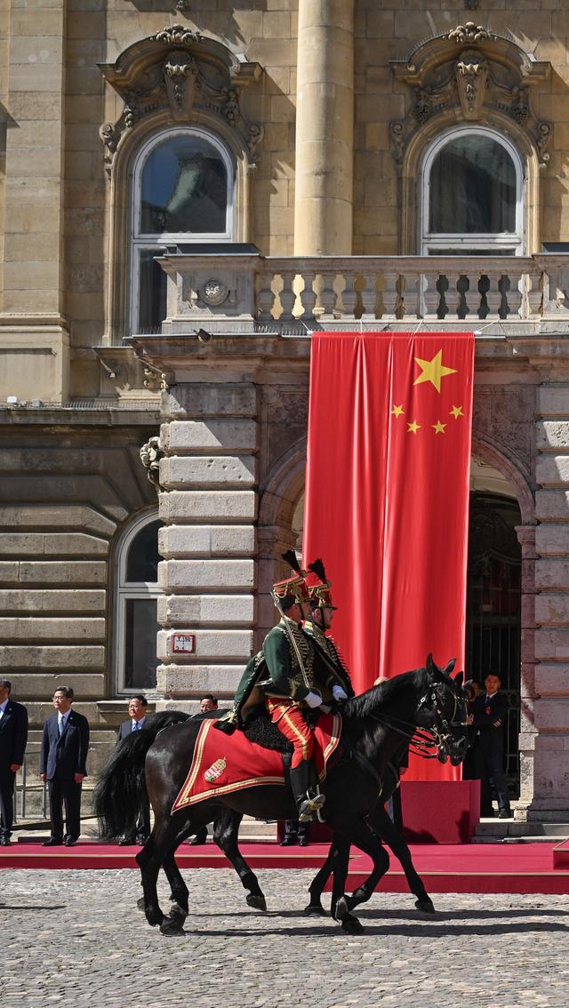 五星红旗怎么挂?上墙!匈牙利和塞尔维亚为中国国旗“卷”起来了