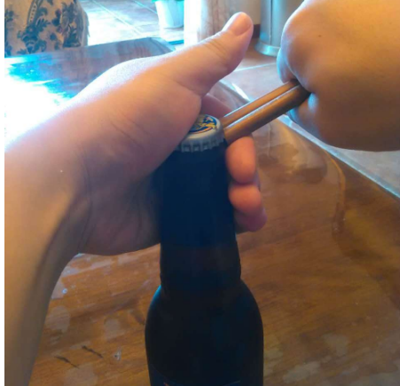 过年开啤酒千万别用牙咬!用这5个常见小物品,快速开瓶盖