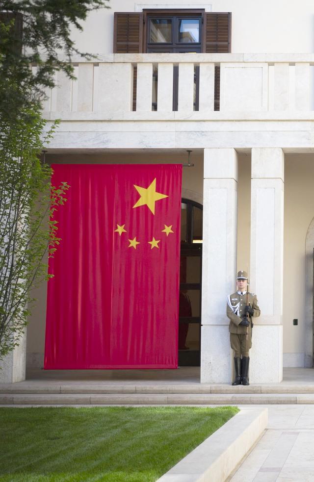五星红旗怎么挂?上墙!匈牙利和塞尔维亚为中国国旗“卷”起来了