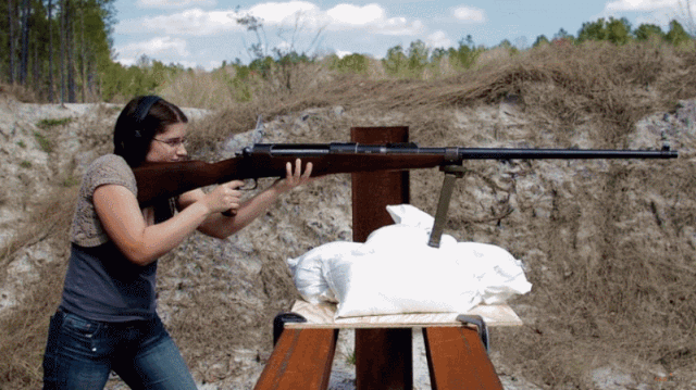 中国美女网红单手打巴雷特大狙,一枪震断锁骨!后坐力有这么大?