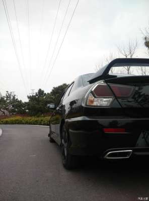 汽车灯眉贴怎么贴(5万可买最便宜的独立后悬挂A级三厢车，这货绝对是改装利器)