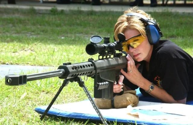 中国美女网红单手打巴雷特大狙,一枪震断锁骨!后坐力有这么大?