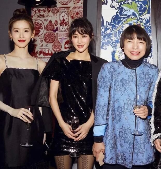 章泽天路拍照甜美文静，宅家撸铁变女汉子，可柔可刚令刘东强着迷