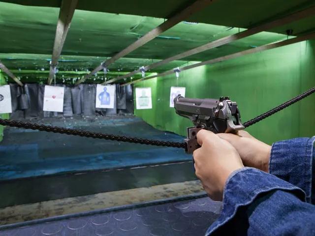 中国美女网红单手打巴雷特大狙,一枪震断锁骨!后坐力有这么大?