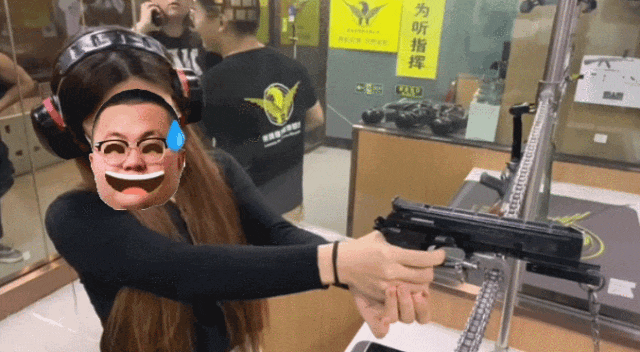 中国美女网红单手打巴雷特大狙,一枪震断锁骨!后坐力有这么大?