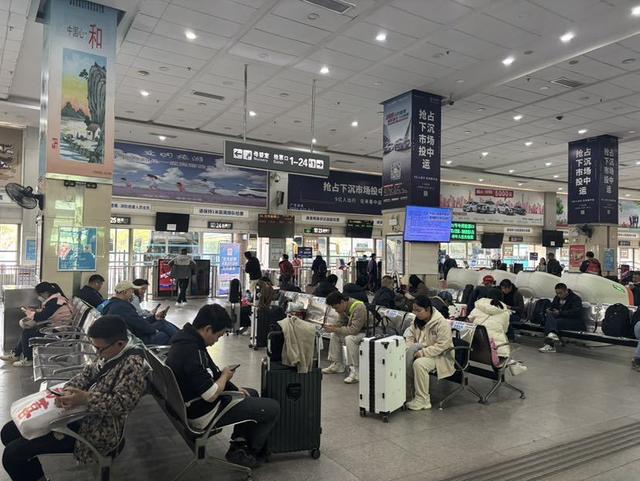 春运首日天河客运站发送旅客超3000人次,部分线路推出“坐5送1”优惠