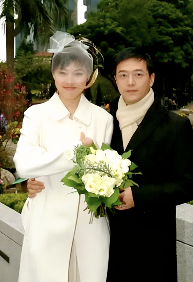 她曾是选美冠军，嫁给大5岁香港丈夫，结婚20年零绯闻
