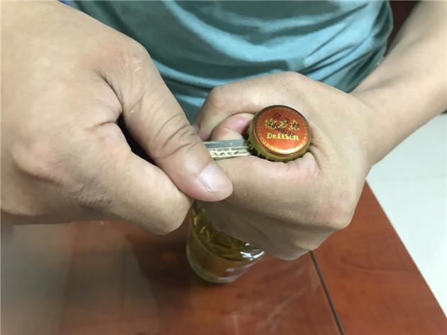 过年开啤酒千万别用牙咬!用这5个常见小物品,快速开瓶盖