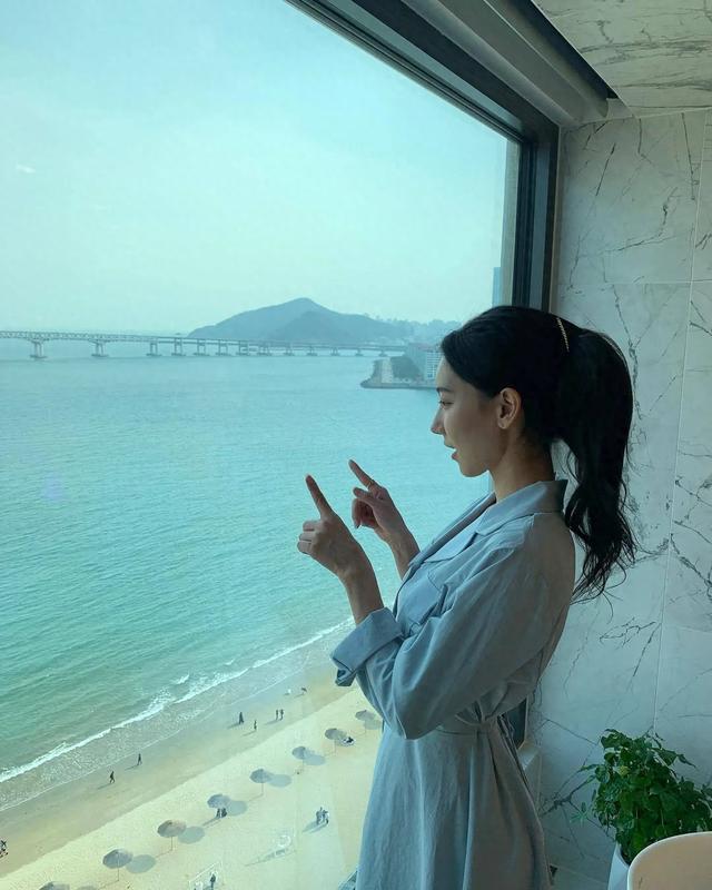 敢说又敢露!韩国YT网红《金恩智》吃过台湾香肠大赞合格!