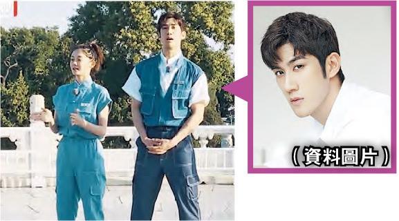 李治廷(右)在天坛唱爱国歌。