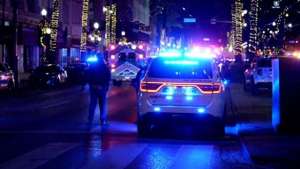 汽车撞倒行人(美国突发一汽车冲撞行人，已致10死30伤，目击者听到枪声)