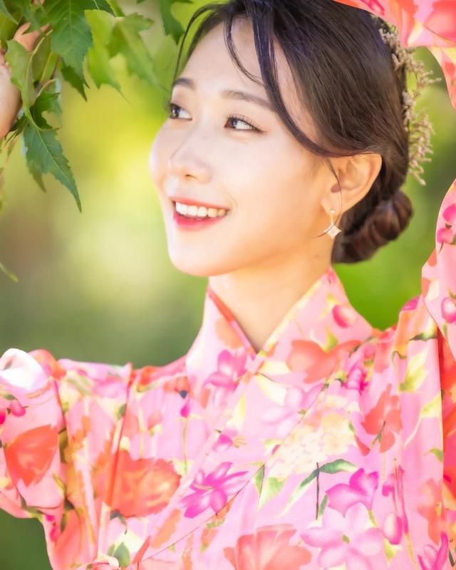 敢说又敢露!韩国YT网红《金恩智》吃过台湾香肠大赞合格!