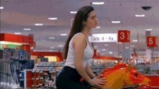 绑架电视剧中的美女 绑起来露出巨乳,线条乱七八糟。 这些“侮