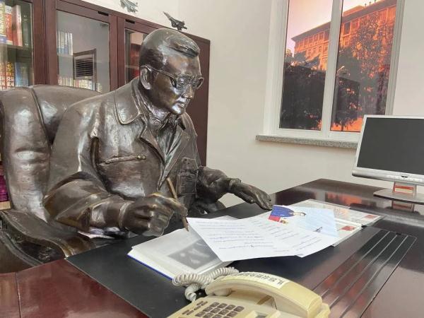 离开的第九年,他的桌上多了一封永远寄不到的信……