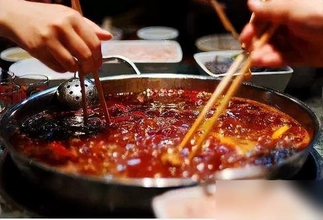 俄罗斯美女到重庆,第一次吃火锅痛哭直言:里面真的有火!