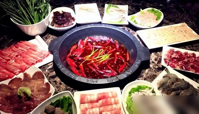 俄罗斯美女到重庆,第一次吃火锅痛哭直言:里面真的有火!