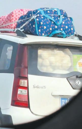 “还能装”“努力塞”,交警提醒:返程“满载而归”或存安全隐患