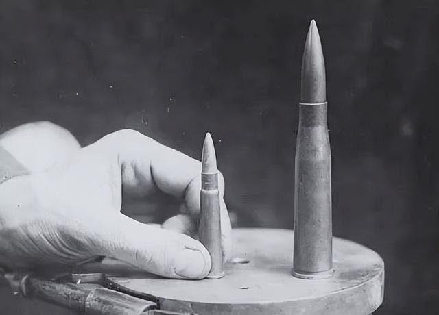 中国美女网红单手打巴雷特大狙,一枪震断锁骨!后坐力有这么大?