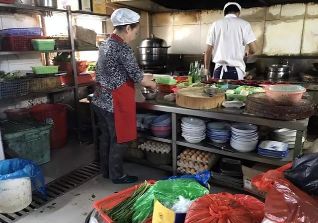 20年前,美女毒贩方晓红被执行注射死刑,临死前向狱警鞠躬忏悔