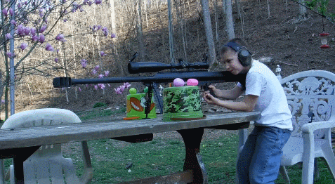 中国美女网红单手打巴雷特大狙,一枪震断锁骨!后坐力有这么大?