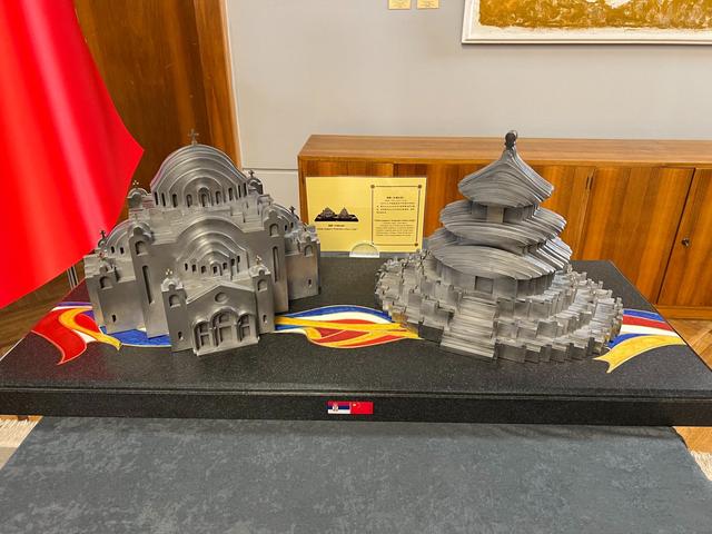 五星红旗怎么挂?上墙!匈牙利和塞尔维亚为中国国旗“卷”起来了