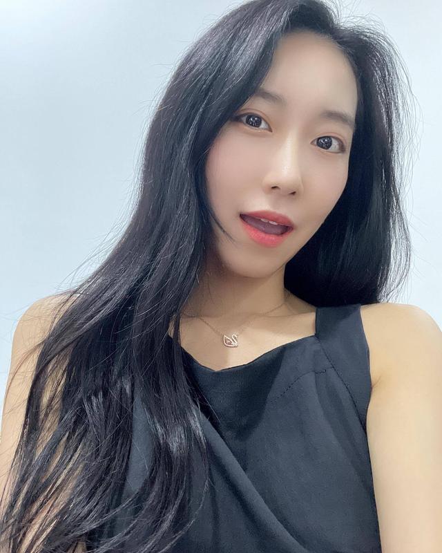 敢说又敢露!韩国YT网红《金恩智》吃过台湾香肠大赞合格!