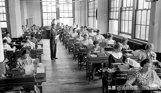 变态的纳粹德国,脱光犹太人女人衣服,集体屠杀!