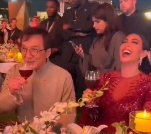 68岁成龙国外领奖人气高,与美女喝酒热聊笑开怀,女方身材太出众