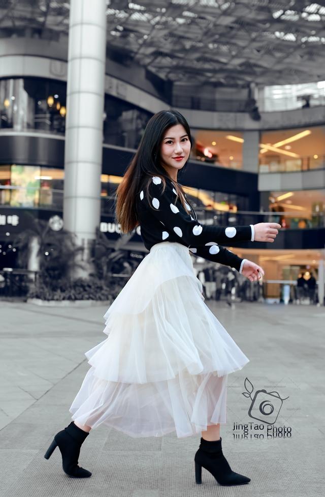 重庆2019年11月街拍集锦:图一小姐姐不怕冷 冬天穿夏装