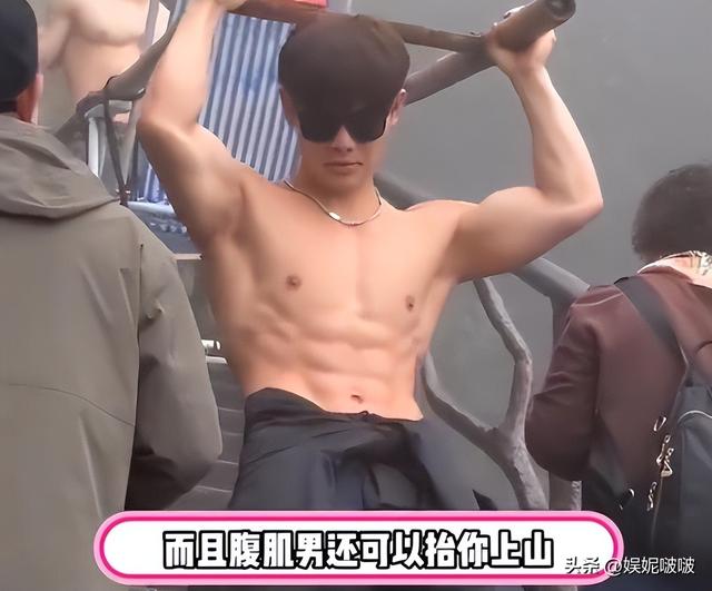 江西三清山肌肉帅哥抬轿,阿姨们笑得合不拢嘴,体育生就业新方向