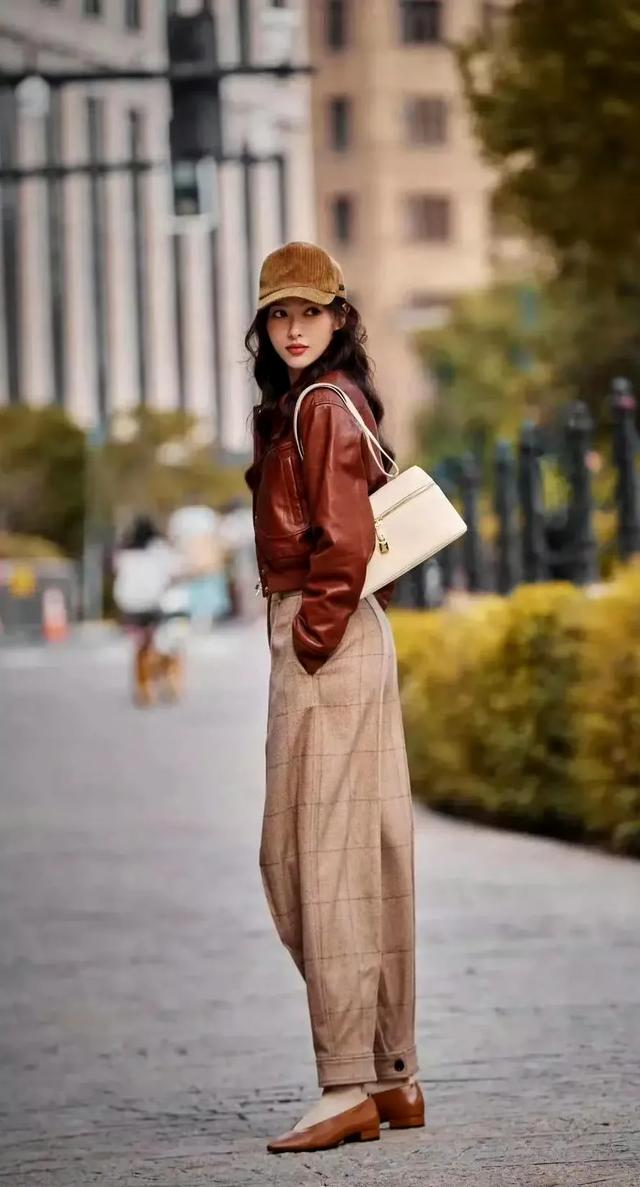 唐嫣,皮夹克格子裤,复古风好时尚