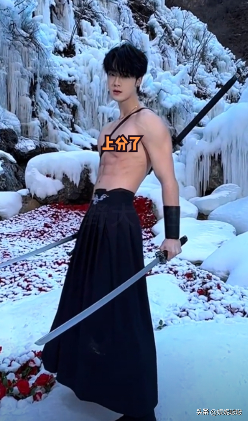 江西三清山肌肉帅哥抬轿,阿姨们笑得合不拢嘴,体育生就业新方向