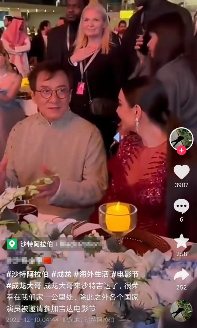 68岁成龙国外领奖人气高,与美女喝酒热聊笑开怀,女方身材太出众