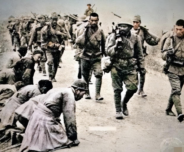 变态的纳粹德国,脱光犹太人女人衣服,集体屠杀!