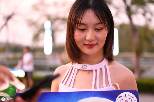 江苏苏宁易购VS广州恒大淘宝场外,美女宝贝扮“玉兔”靓丽养眼