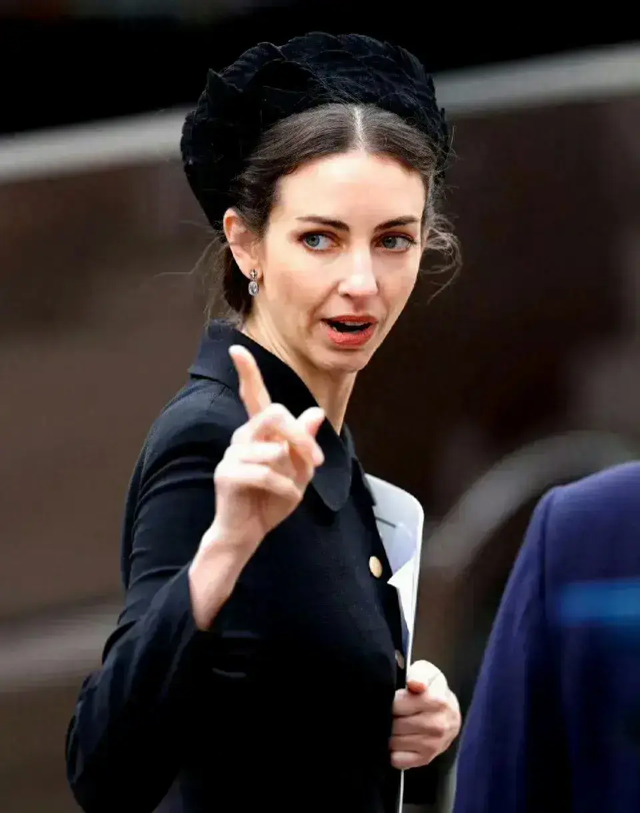 变态的纳粹德国,脱光犹太人女人衣服,集体屠杀!