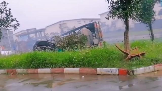 意外坠井、车辆打滑、单手骑车......雨天出行安全指南请收好!