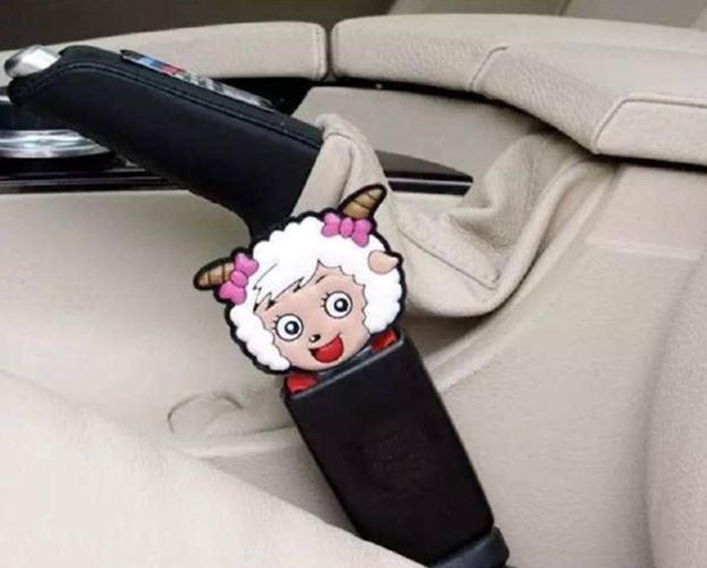 开车系了安全带也会被罚?老司机:系带不标准,不罚你罚谁?