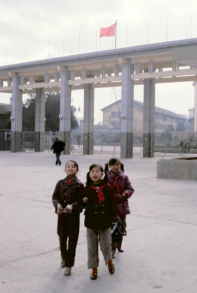 变态的纳粹德国,脱光犹太人女人衣服,集体屠杀!