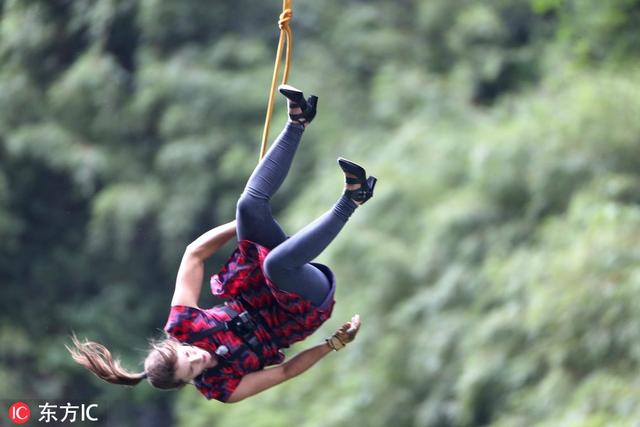 刺激!美女挑战高跟鞋走扁带 天门山绝技对决看呆众人