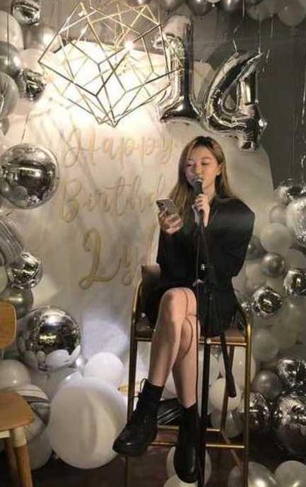 14岁李嫣秀逆天大长腿,超短裙长度引热议,身材和气质绝了