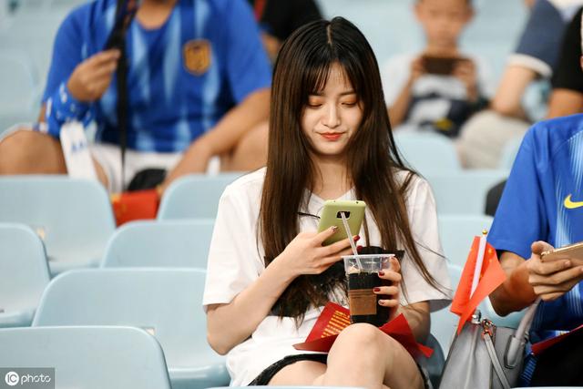 江苏苏宁易购VS广州恒大淘宝场外,美女宝贝扮“玉兔”靓丽养眼